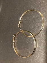 Load image into Gallery viewer, Classic hoop earrings